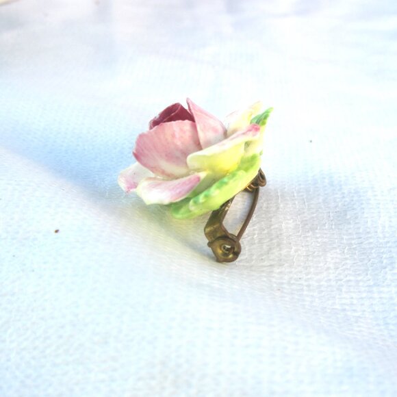 VTG 60'S 3D PORCELAIN ENAMEL PAINTED ROSE PIN, VERY CUTE - Picture 2 of 4